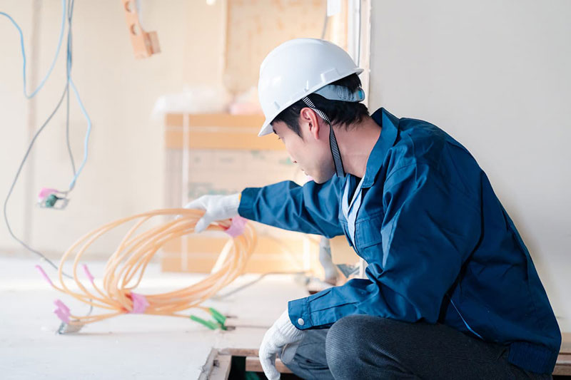 電気工事の資格を使って働く現場作業員