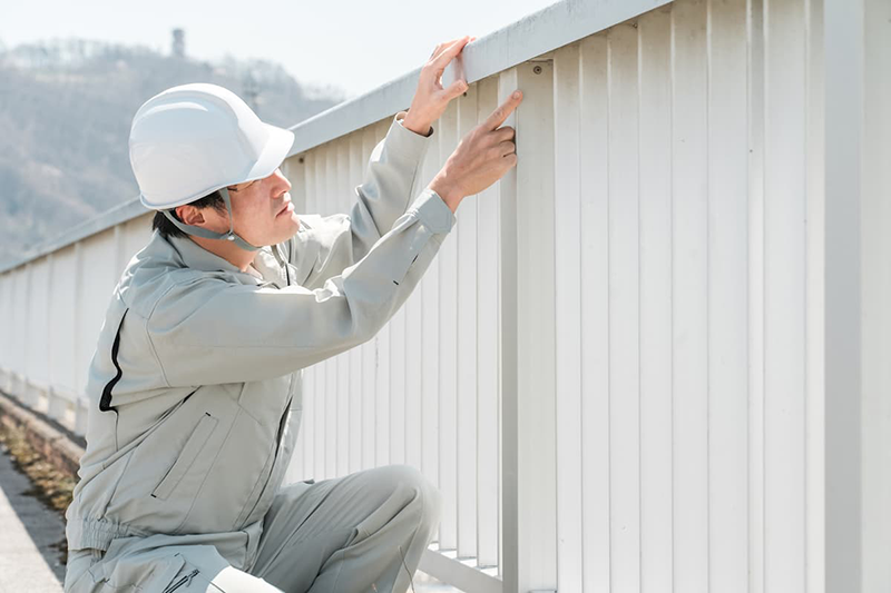 街のインフラの老朽化をチェックする作業員