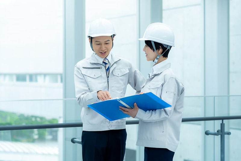 施工体系図の内容について指摘をするスタッフ