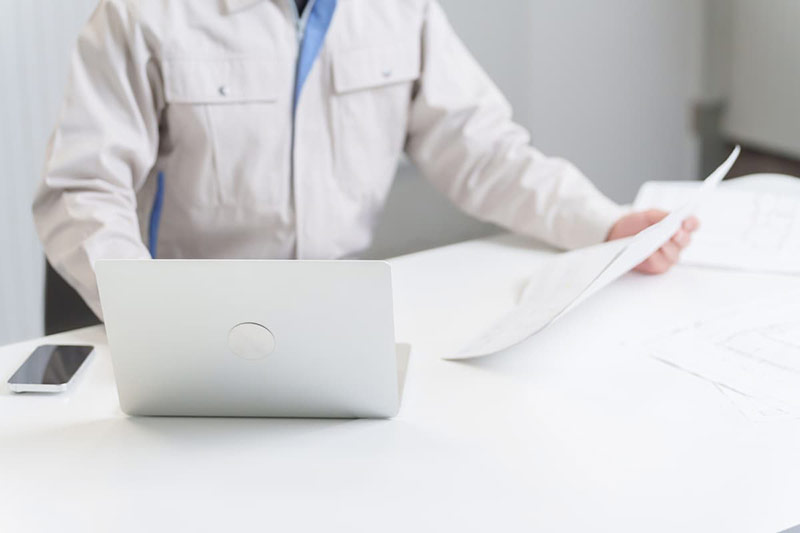 施工体系図を書くスタッフ