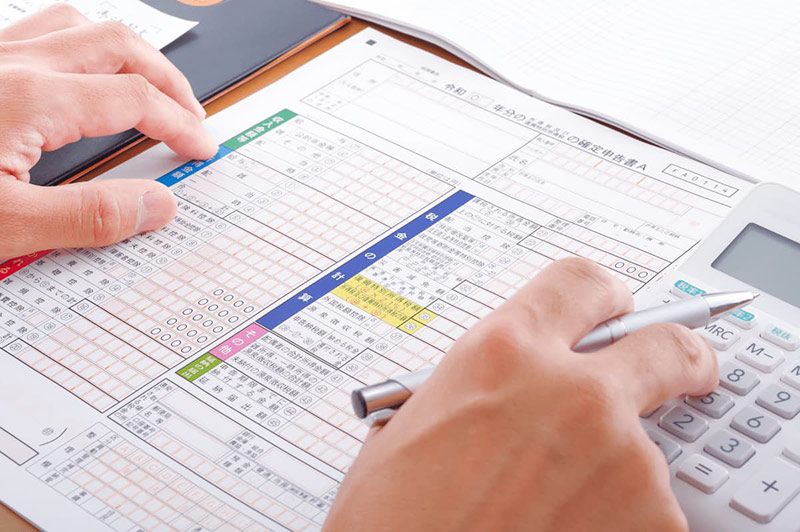 一人親方が確定申告をする様子