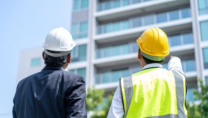 会社の設立を考え始めた作業員と一人親方