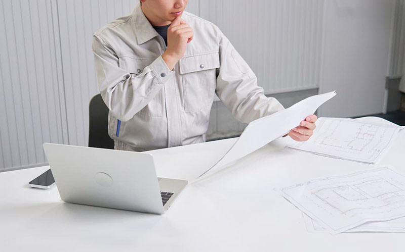 難しい積算に悩むスタッフ