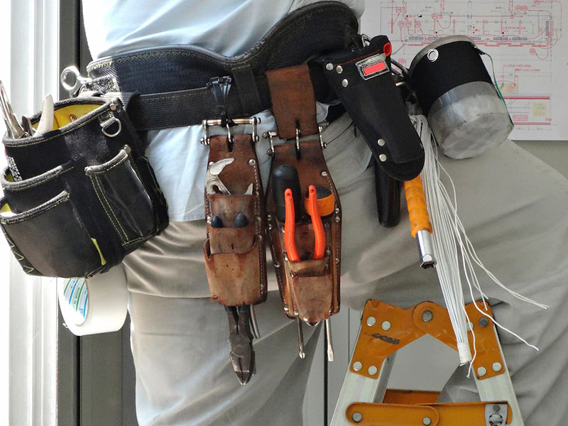 建設業許可を取って電気工事に従事する作業員