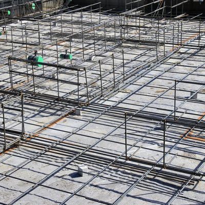 配筋図に沿って組まれた鉄筋