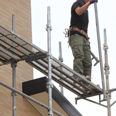 足場図面にあわせて組み立てられる足場