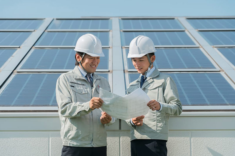 建設業許可を取って大規模な工事を請け負う電気工事の作業員