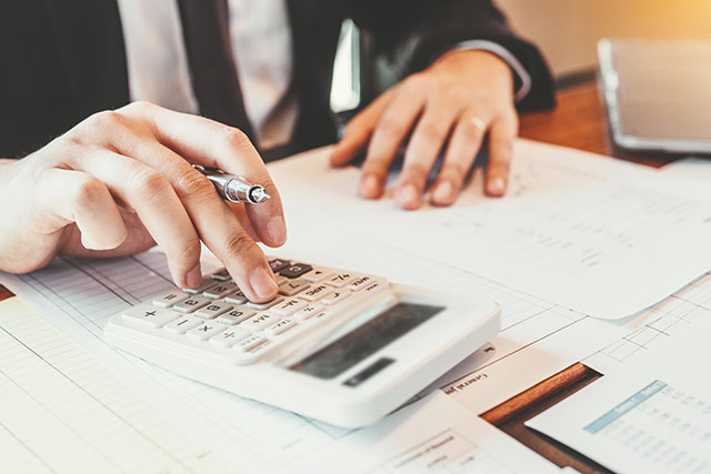 計算をする男性