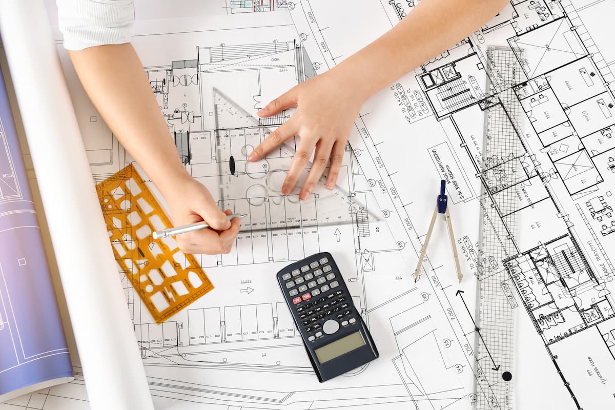 建築図面を書く様子