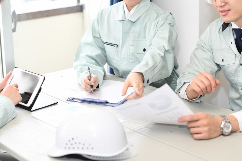 夏季休工について話し合うスタッフ