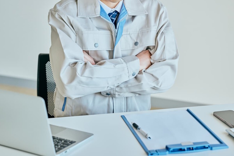 腕組みをする担当者