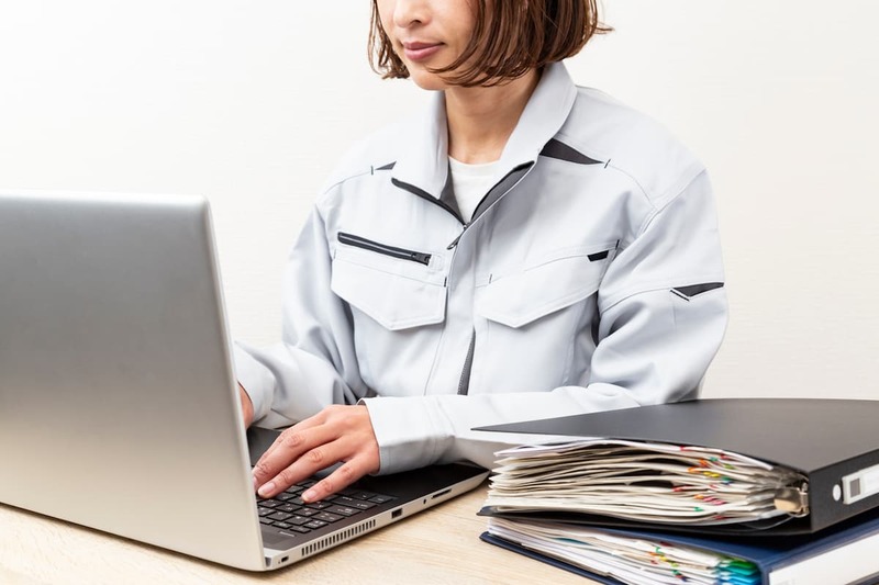 PC操作をする女性