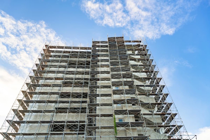 仮設工事で足場が設置されたマンション